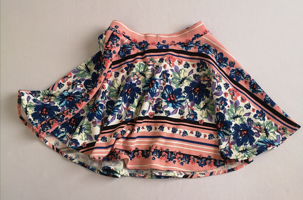 Falda estilo campana y blusa