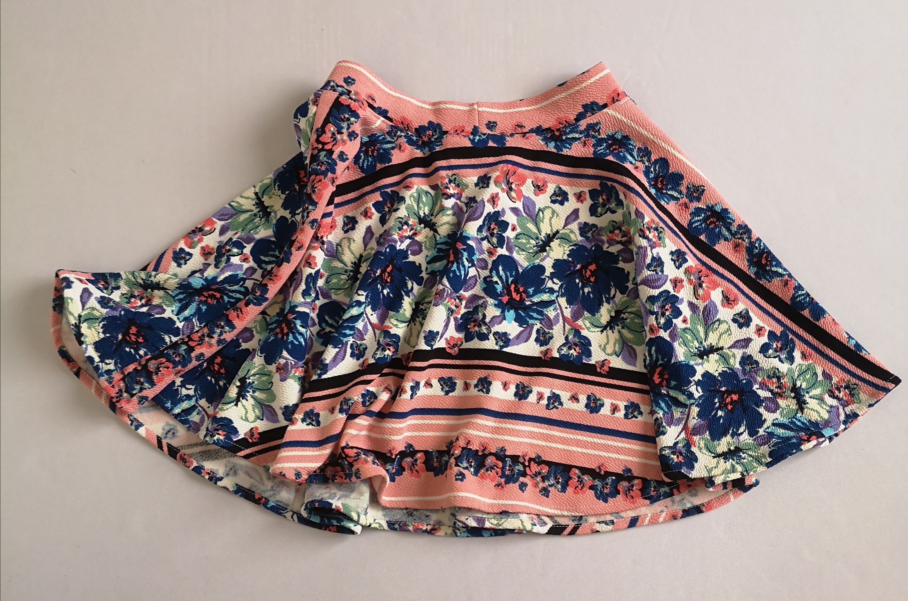 Falda estilo campana y blusa