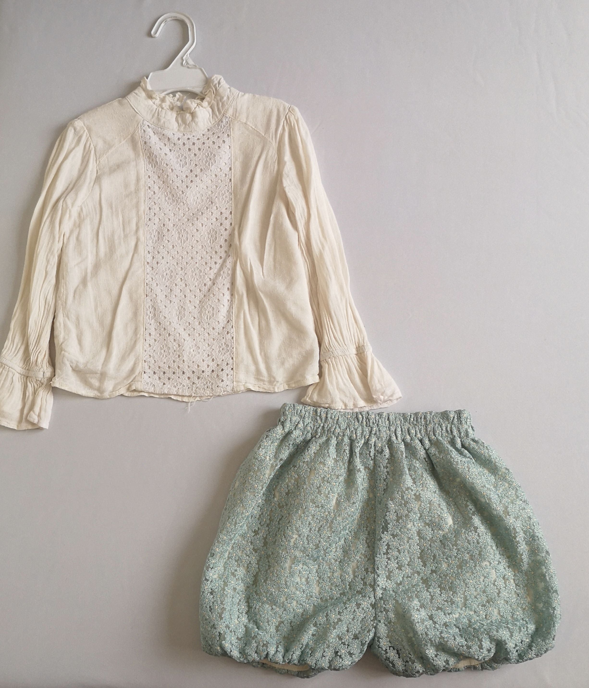 Blusa con encaje adelante y short tipo globo ⚓
