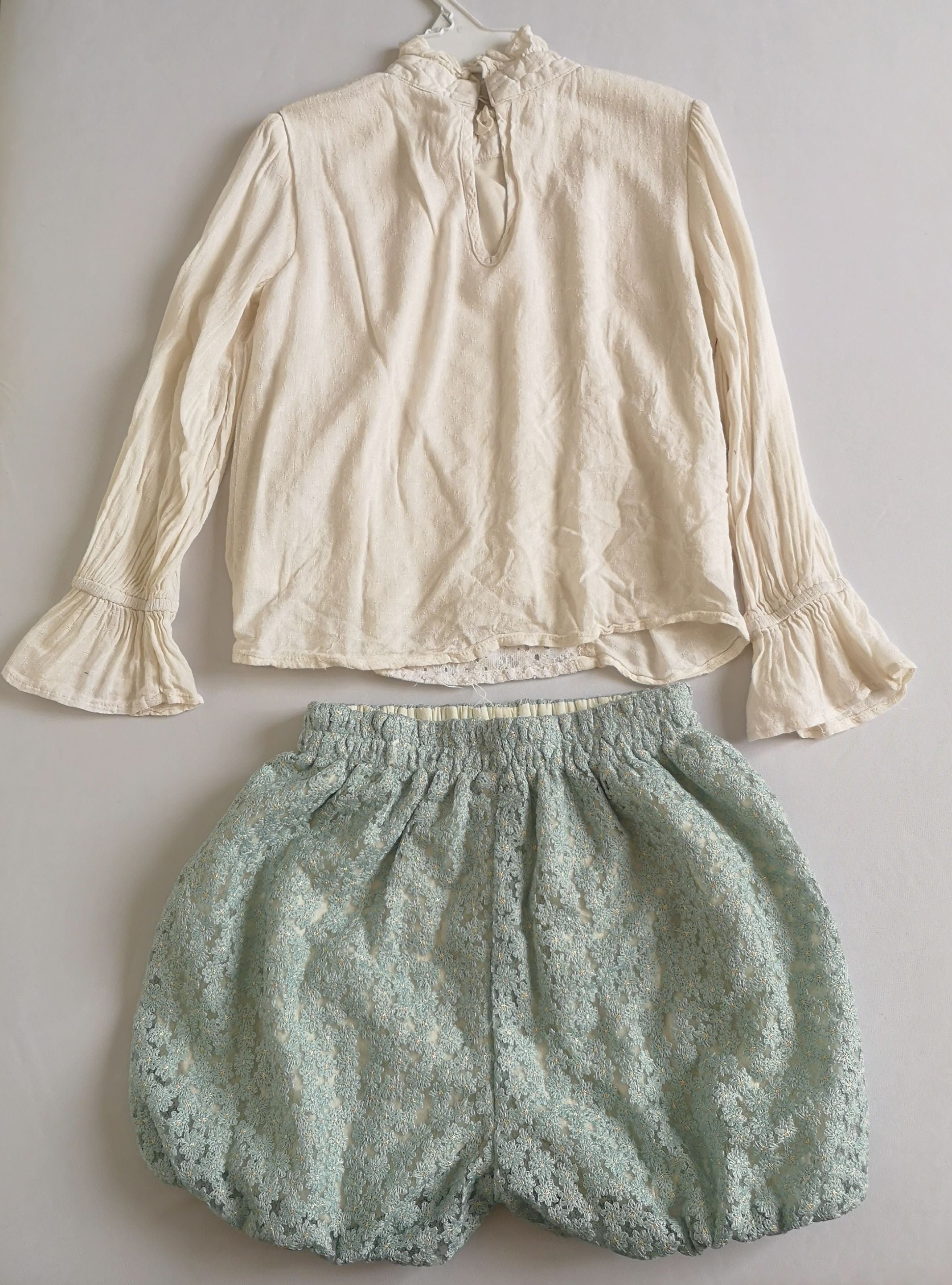 Blusa con encaje adelante y short tipo globo ⚓