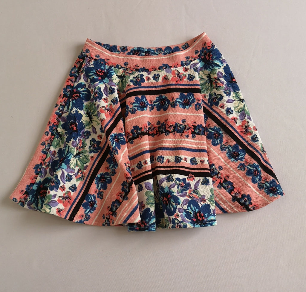 Falda estilo campana y blusa