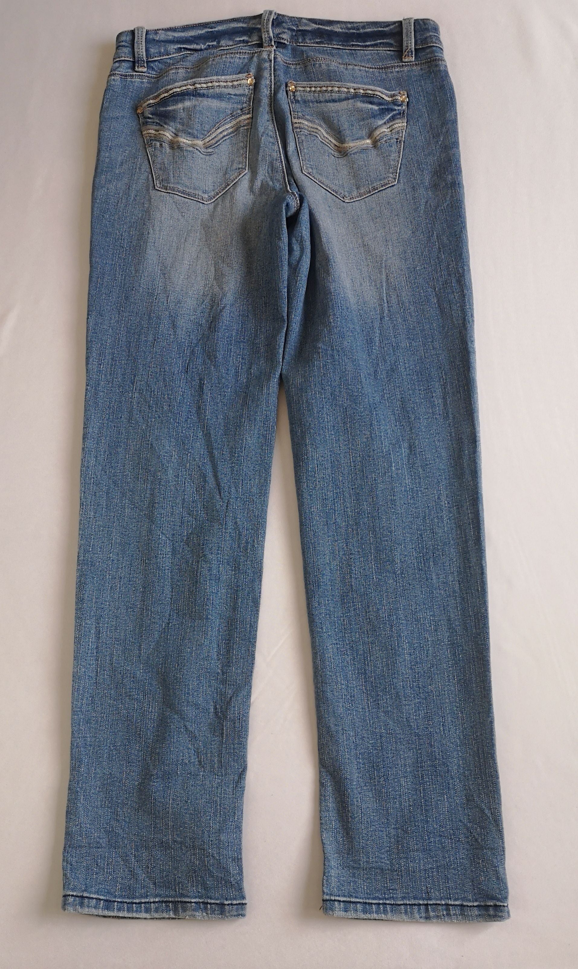 Jeans corte recto y blusa tipo peplum