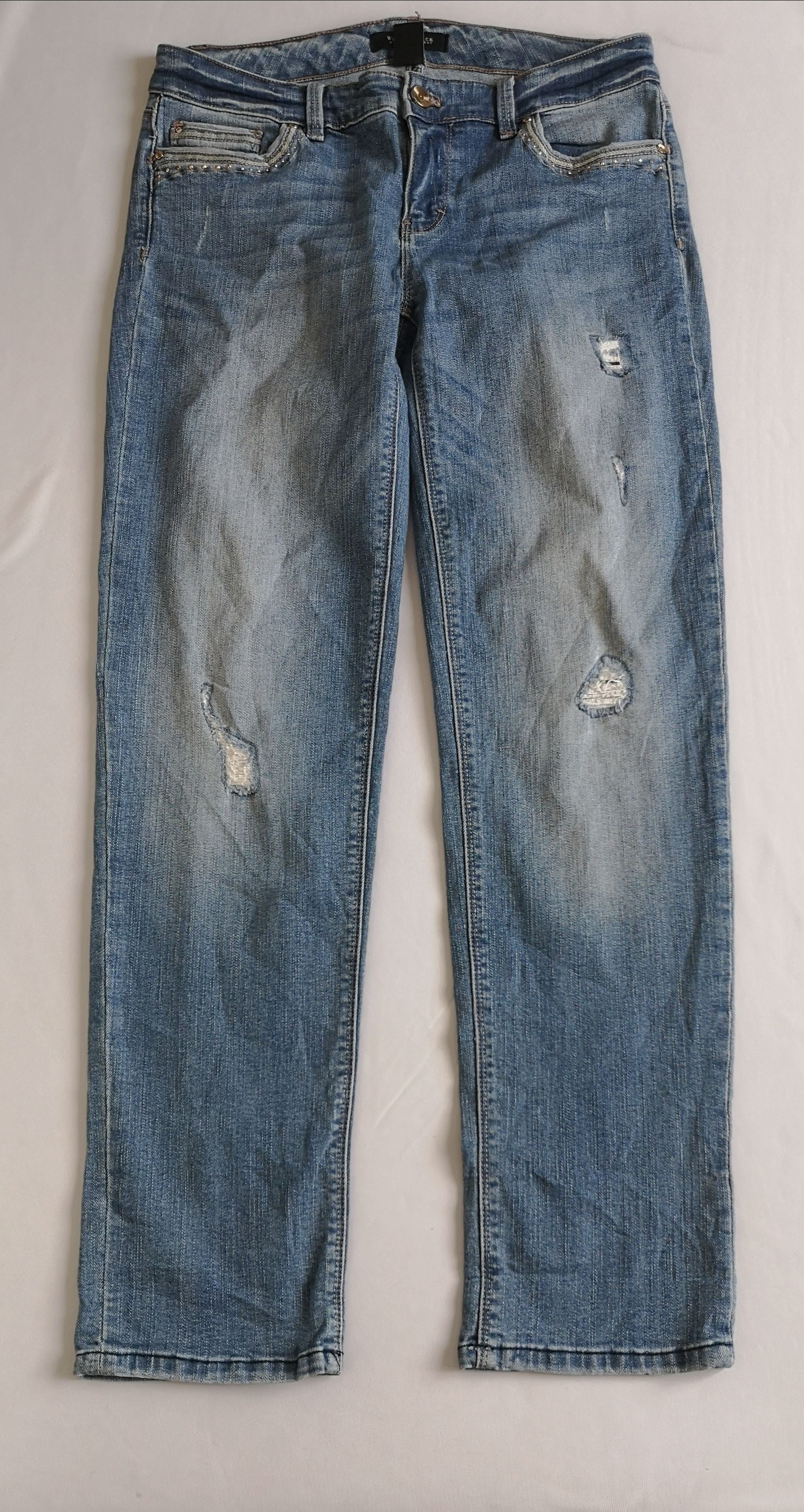 Jeans corte recto y blusa tipo peplum
