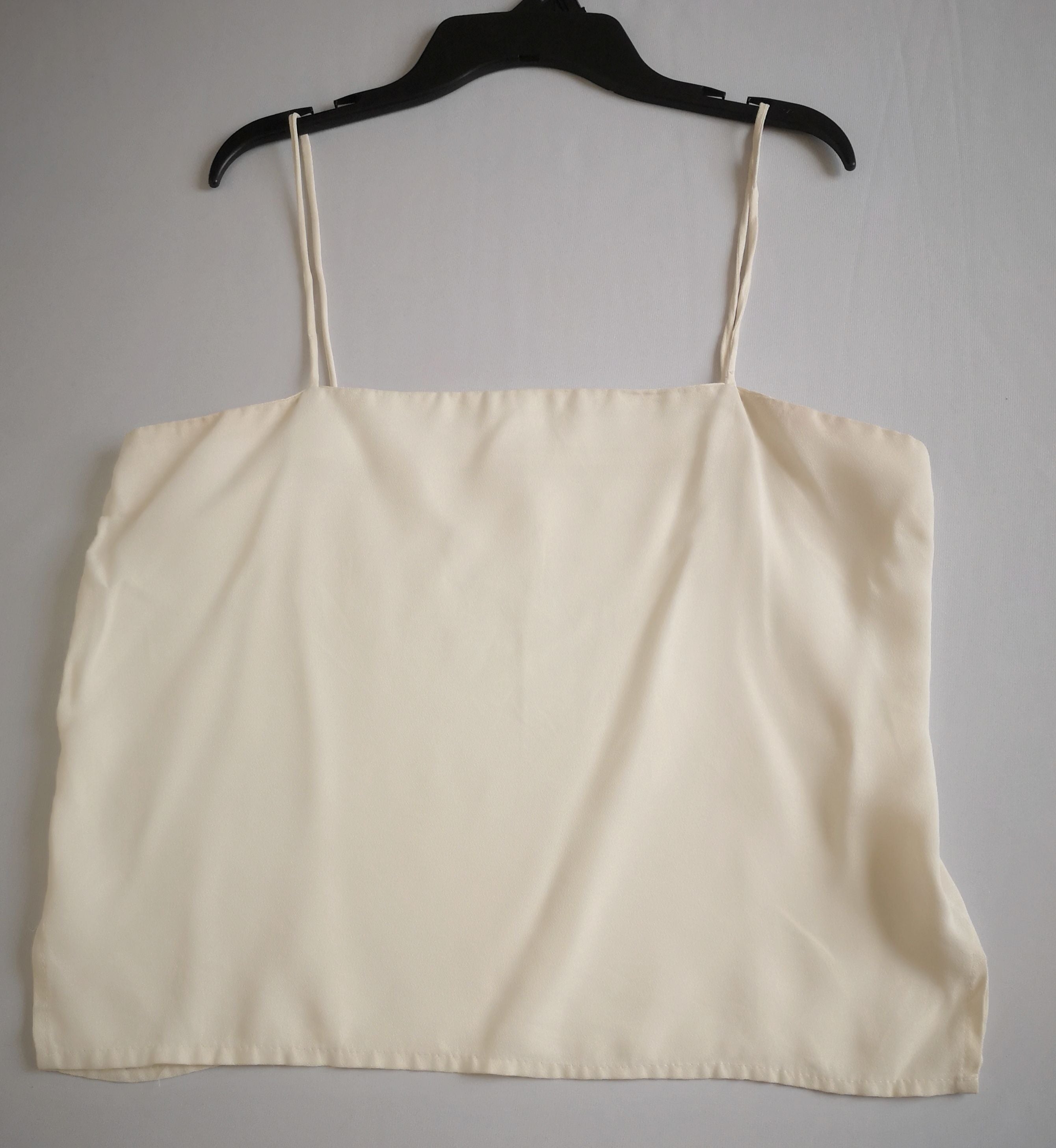 Pantalón semiformal y blusa de tirantes
