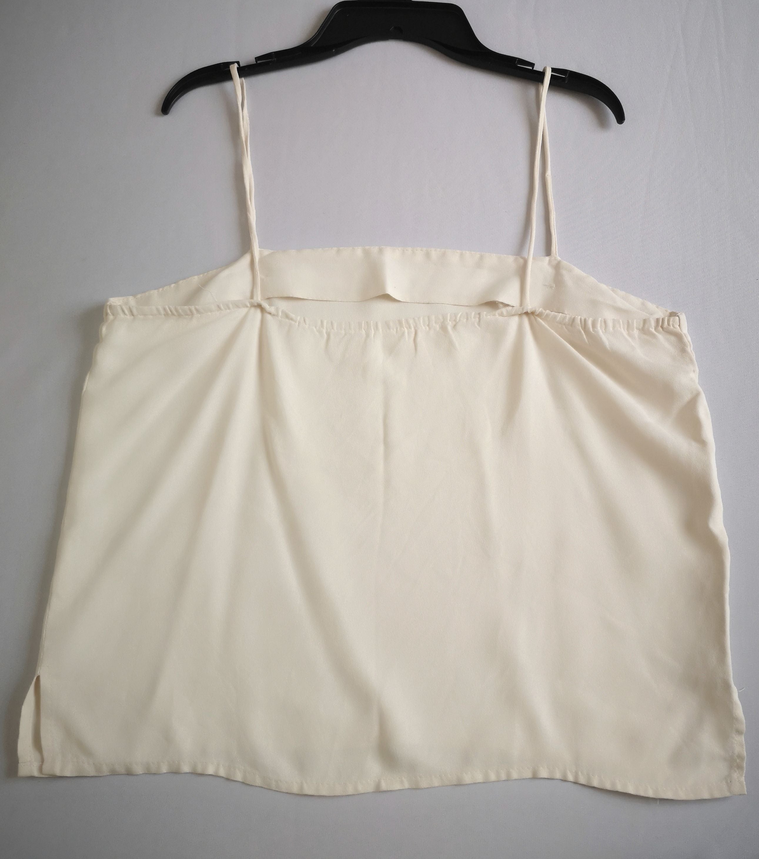 Pantalón semiformal y blusa de tirantes