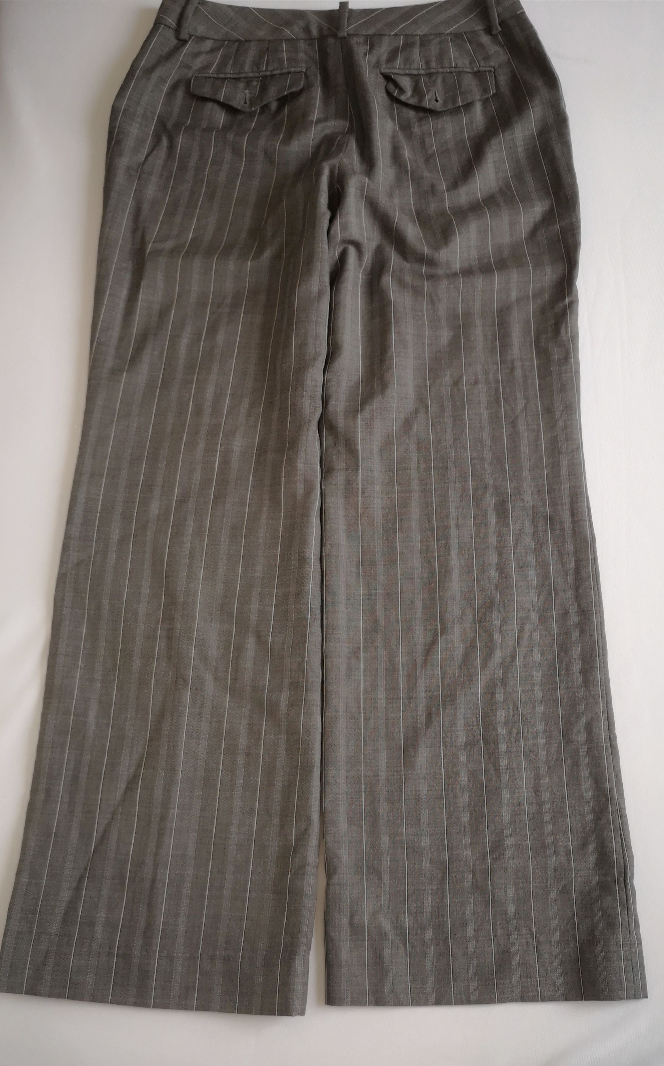 Pantalón semiformal y blusa de tirantes