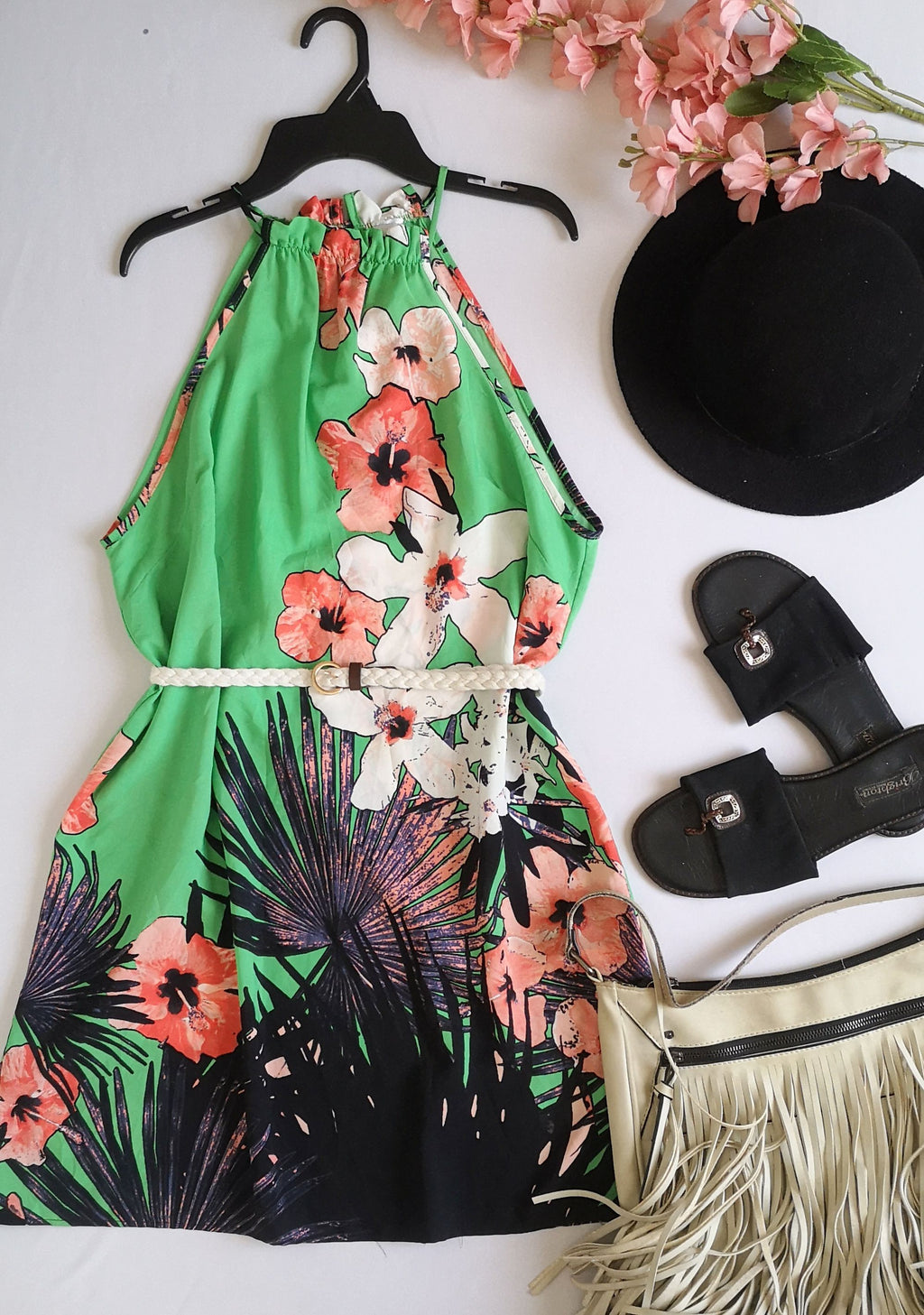 Vestido tipo halter incluye cincho