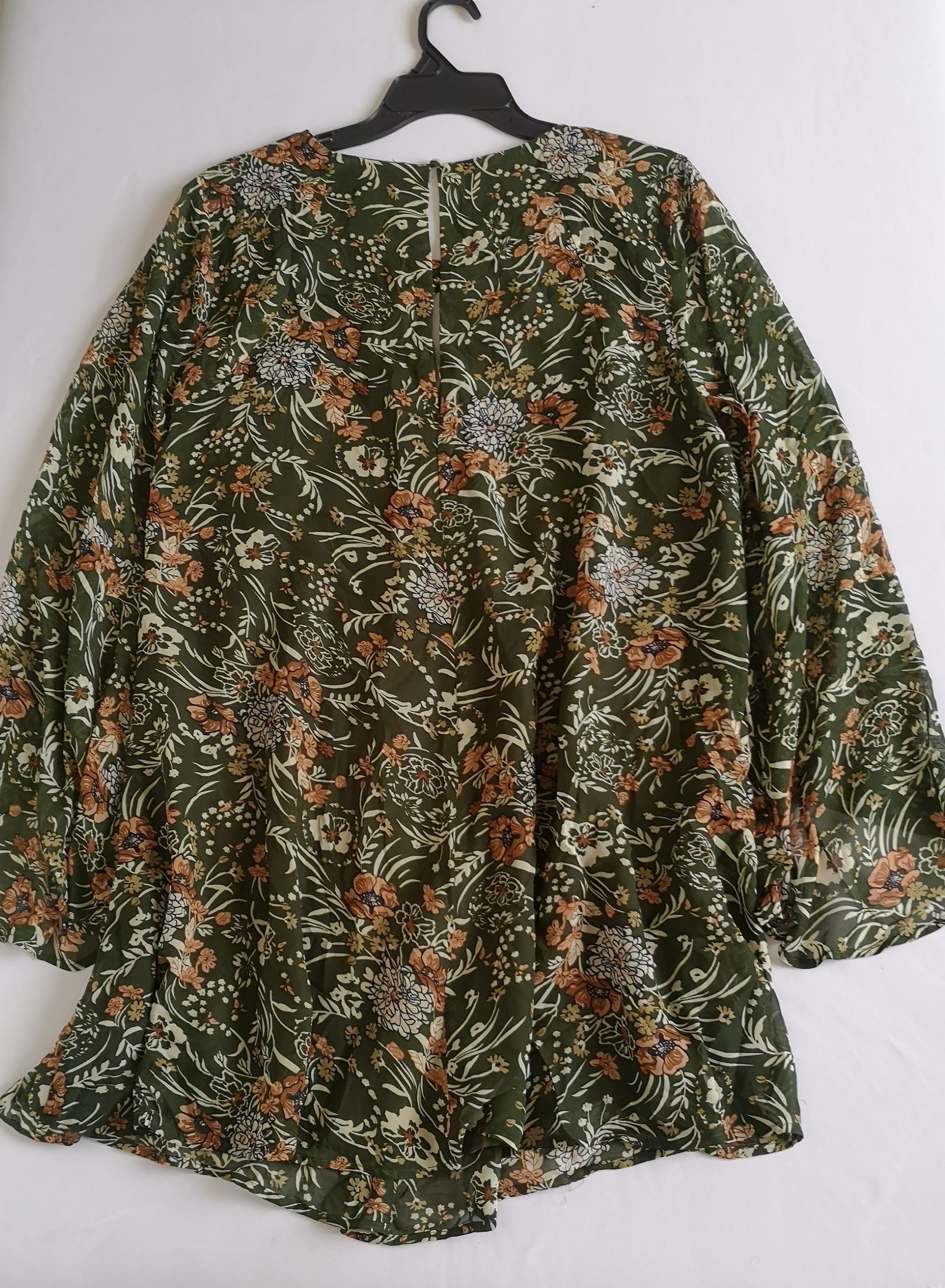Vestido de chifón mangas campana