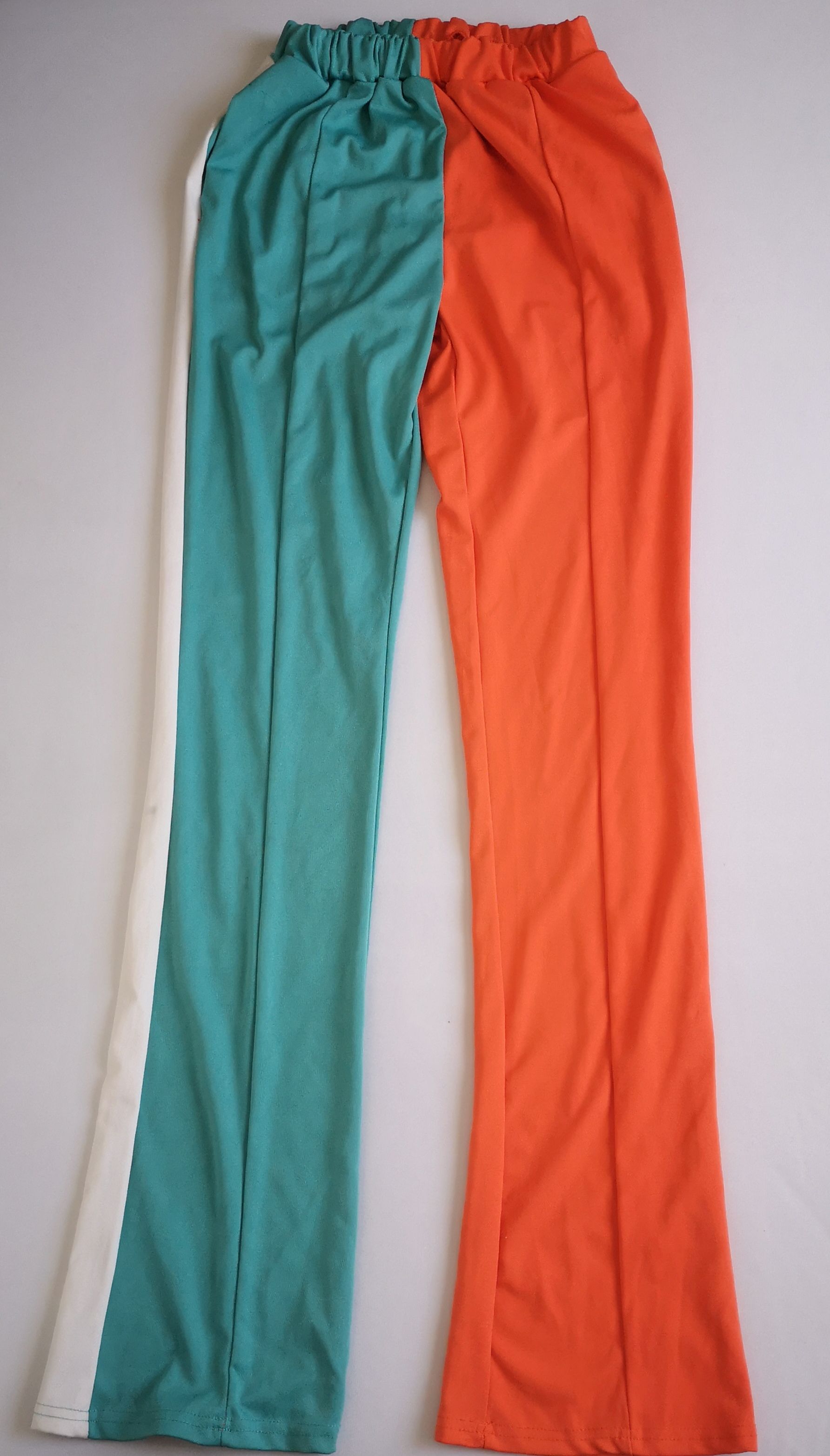 Pantalón tipo pans y blusa de chifón
