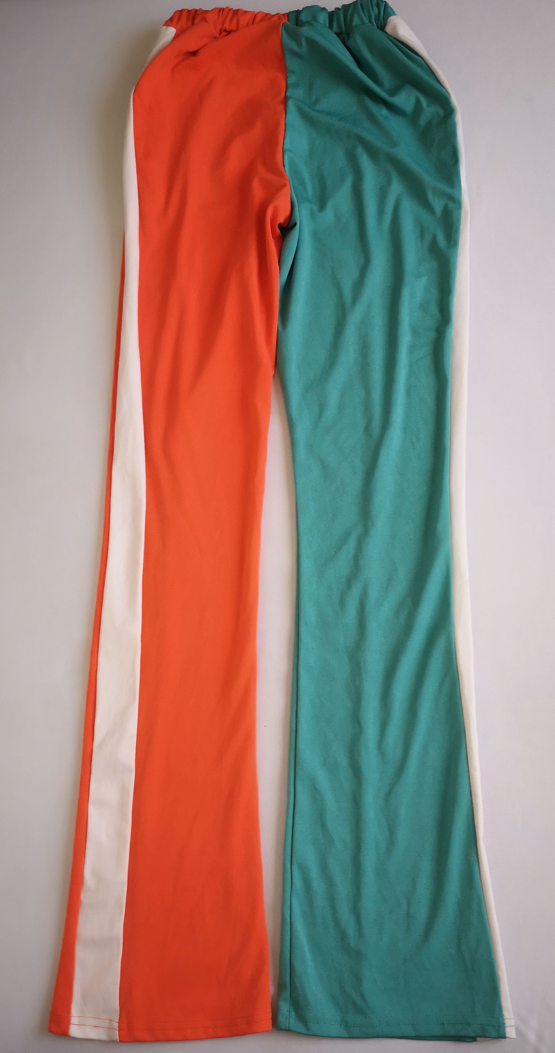 Pantalón tipo pans y blusa de chifón
