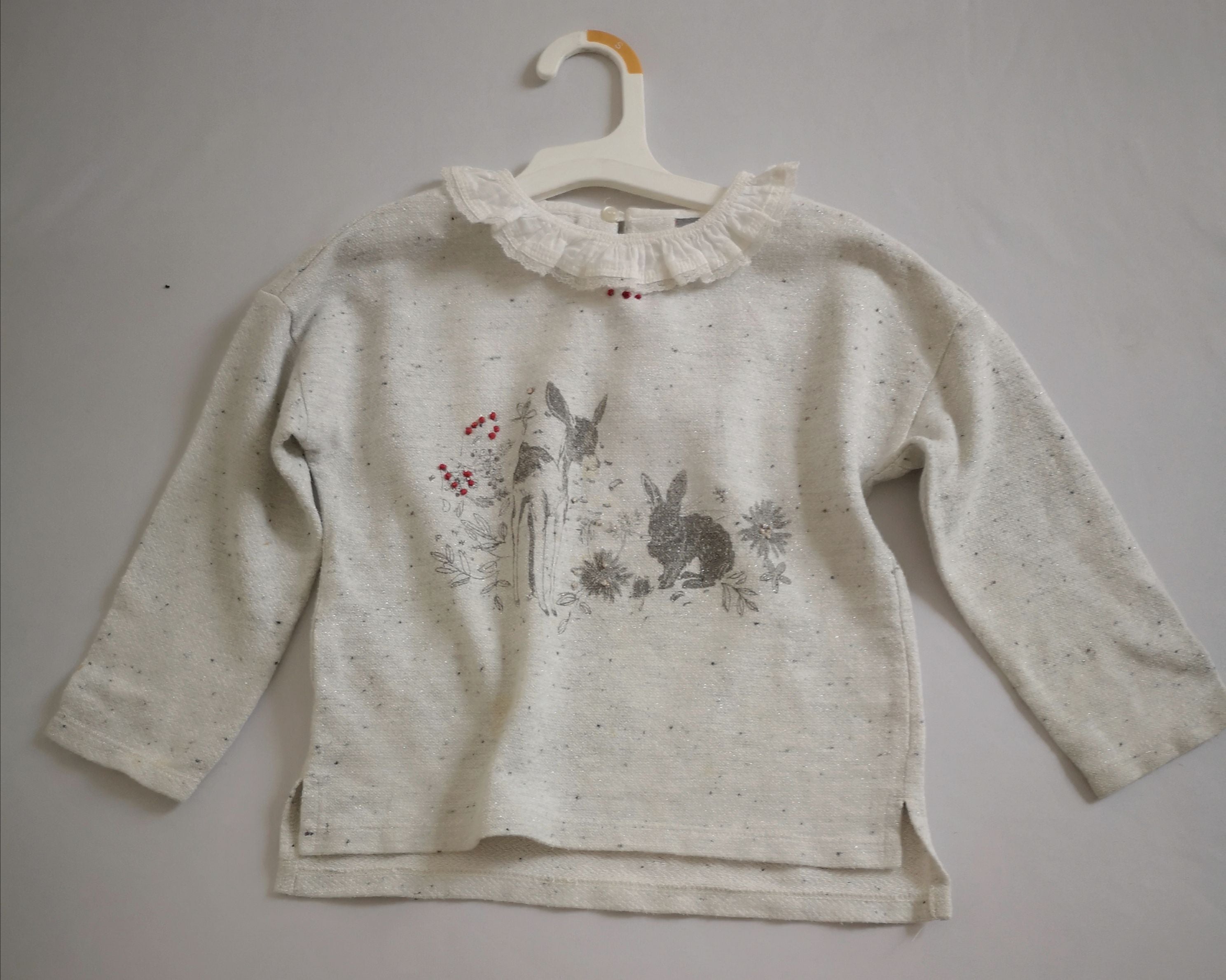 Blusa con encaje en el cuello incluye ganchitos