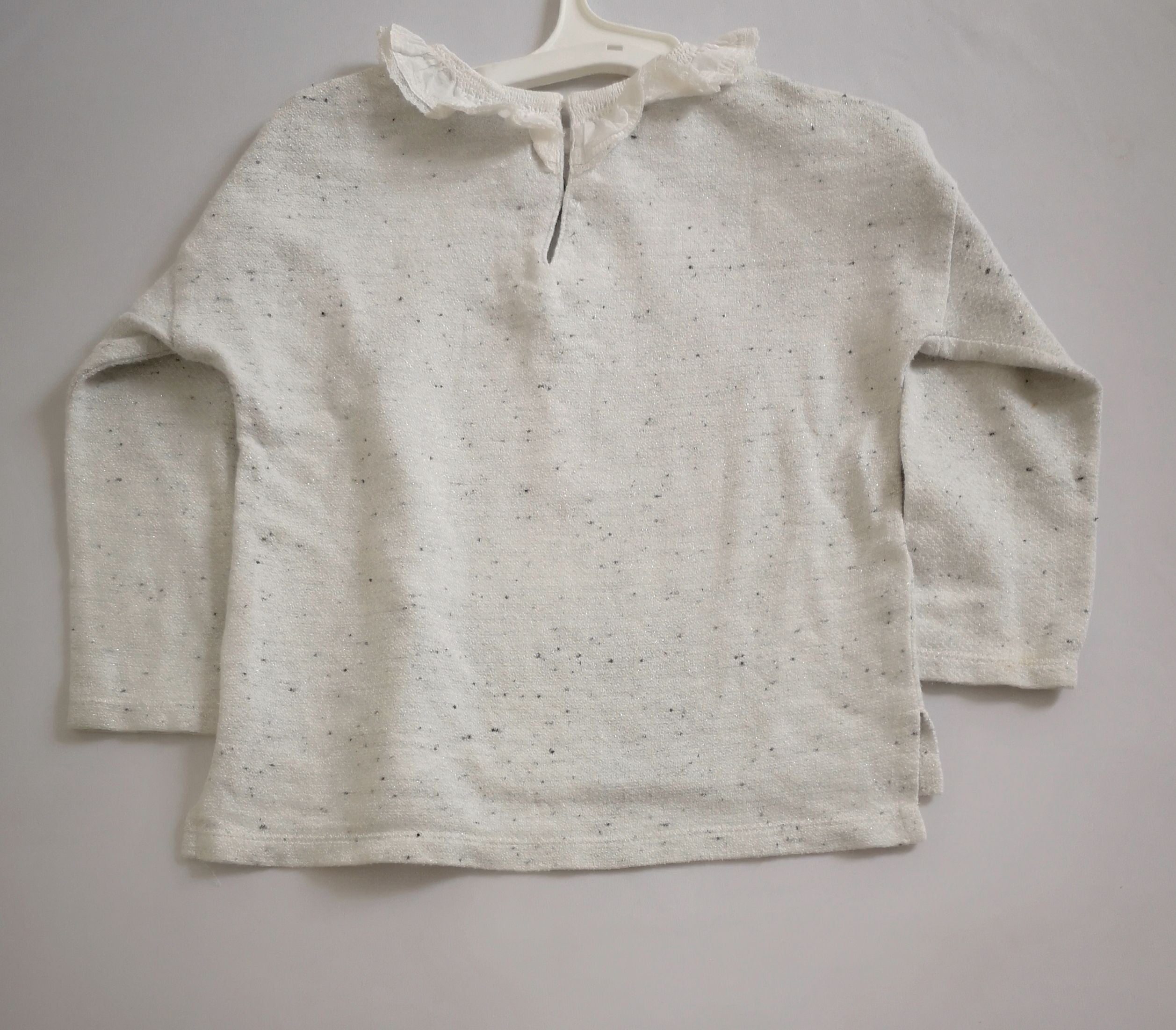 Blusa con encaje en el cuello incluye ganchitos