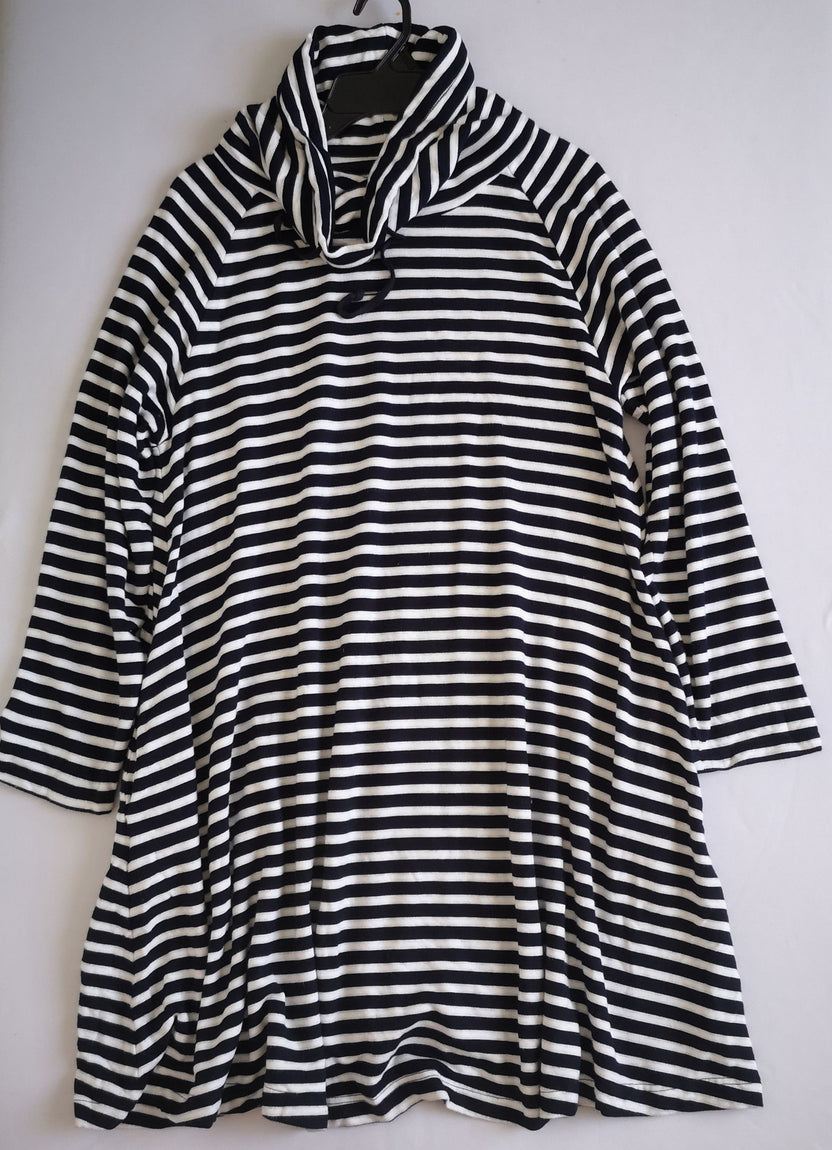 Vestido cuello alto con bolsas a los lados