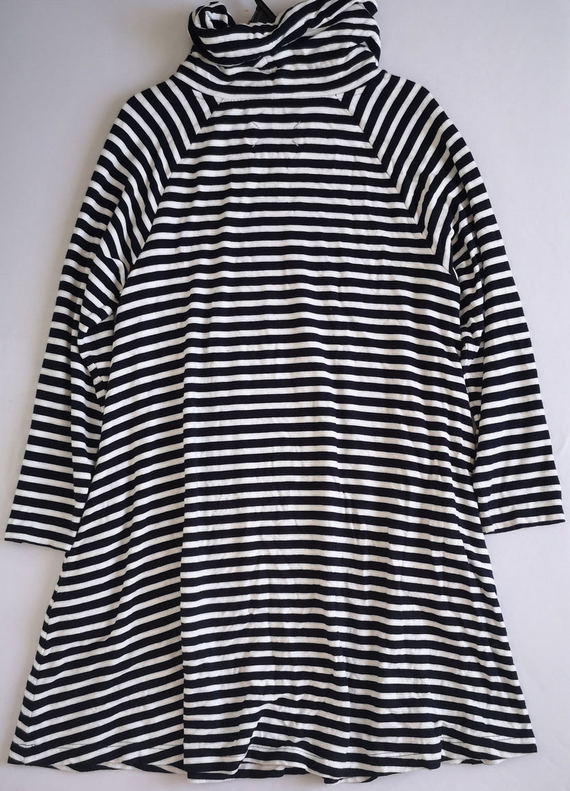 Vestido cuello alto con bolsas a los lados