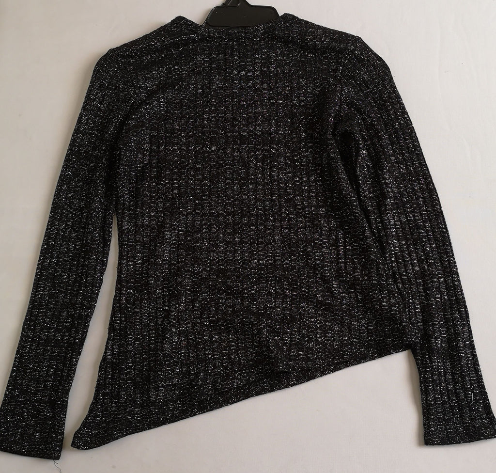 Blusa asimétrica y falda campana con bolsas a los lados