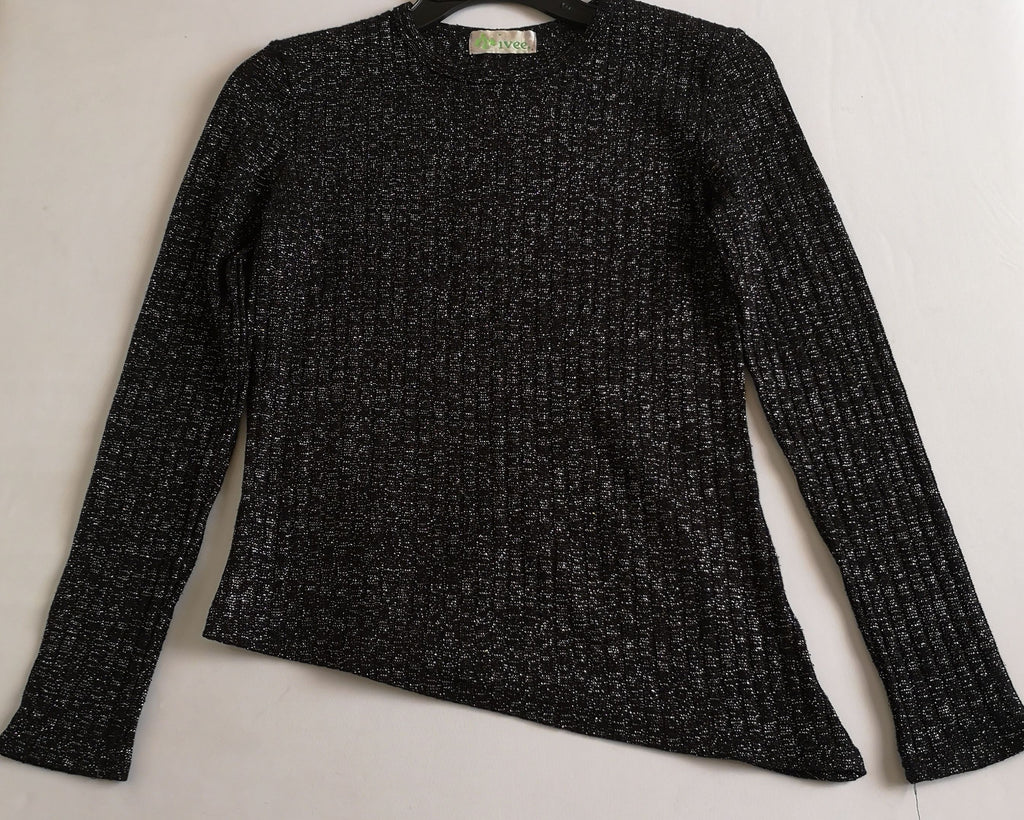 Blusa asimétrica y falda campana con bolsas a los lados