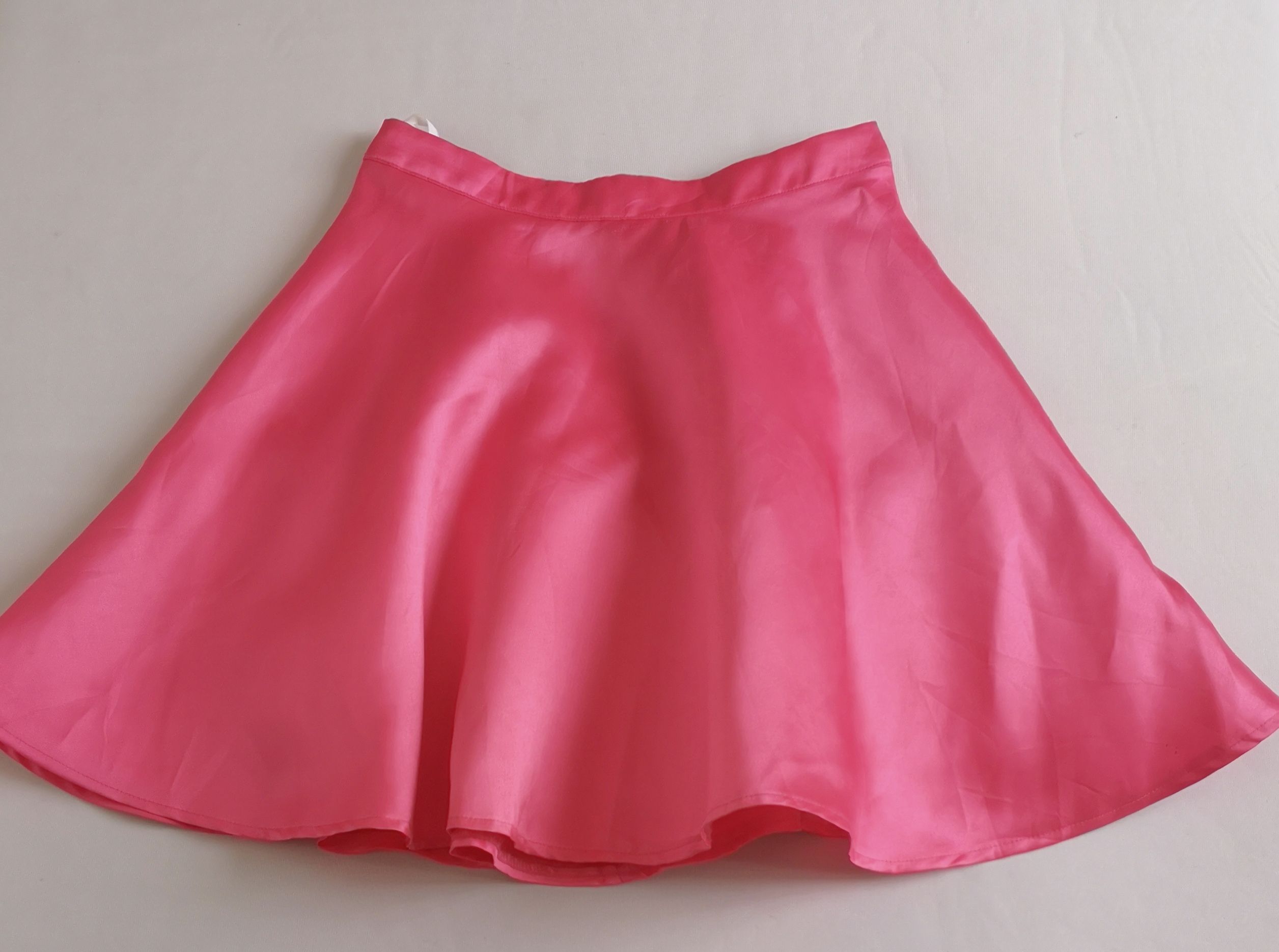 Blusa asimétrica y falda campana con bolsas a los lados