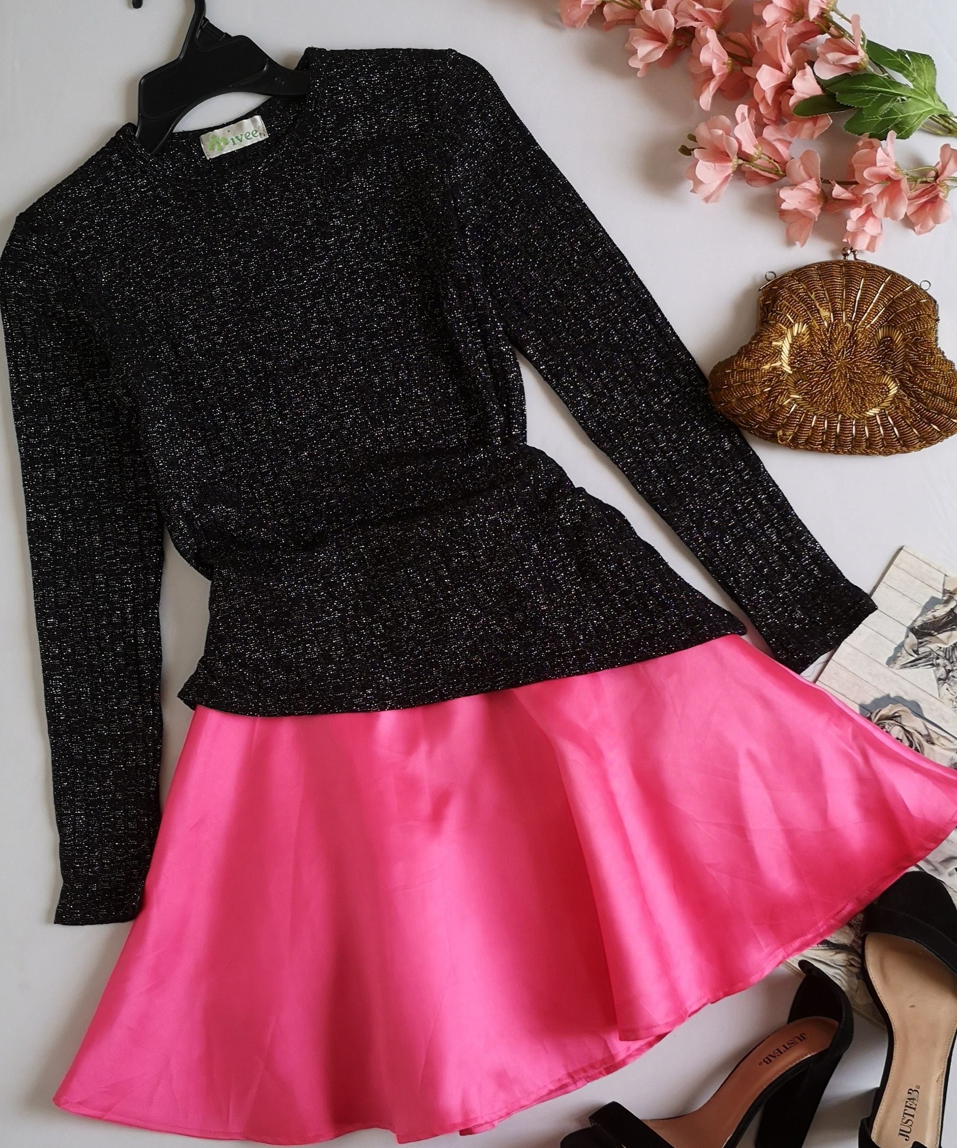 Blusa asimétrica y falda campana con bolsas a los lados