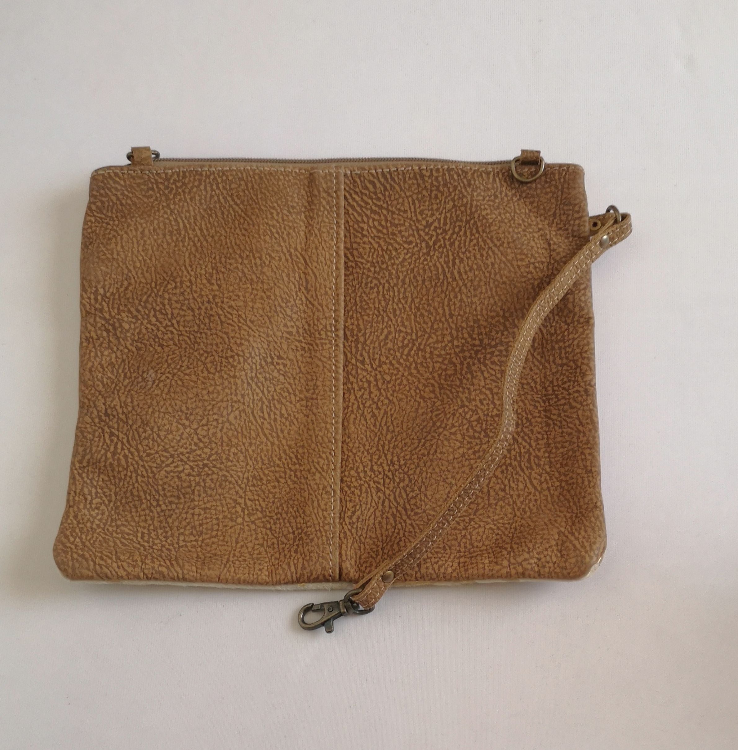 Cartera cuadrada de cuero