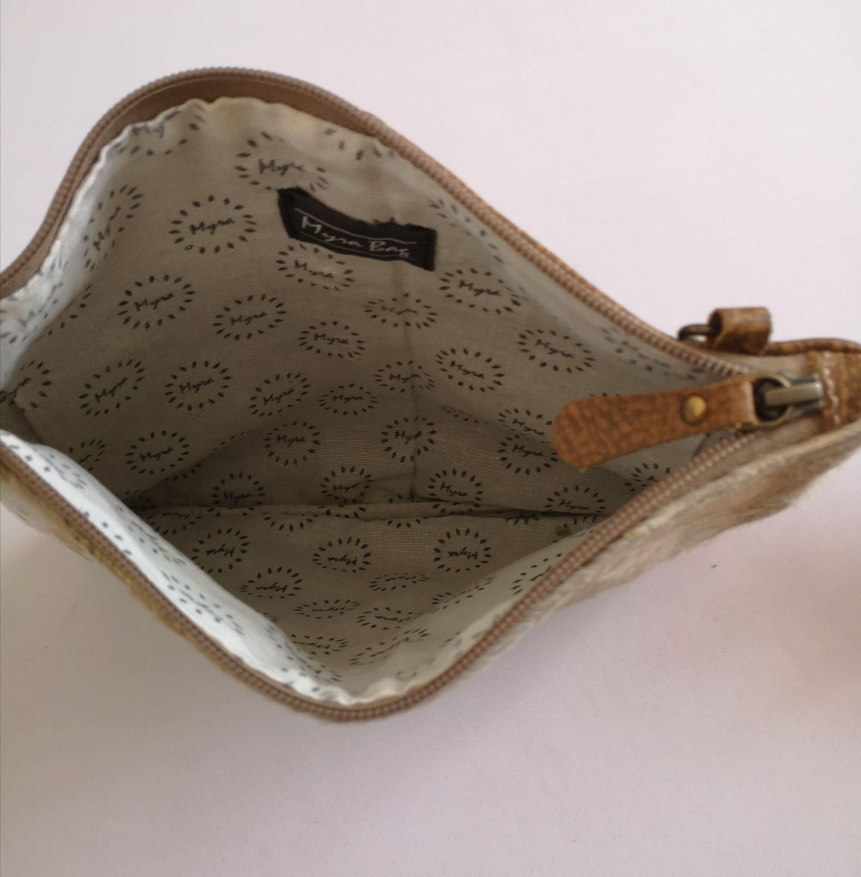 Cartera cuadrada de cuero