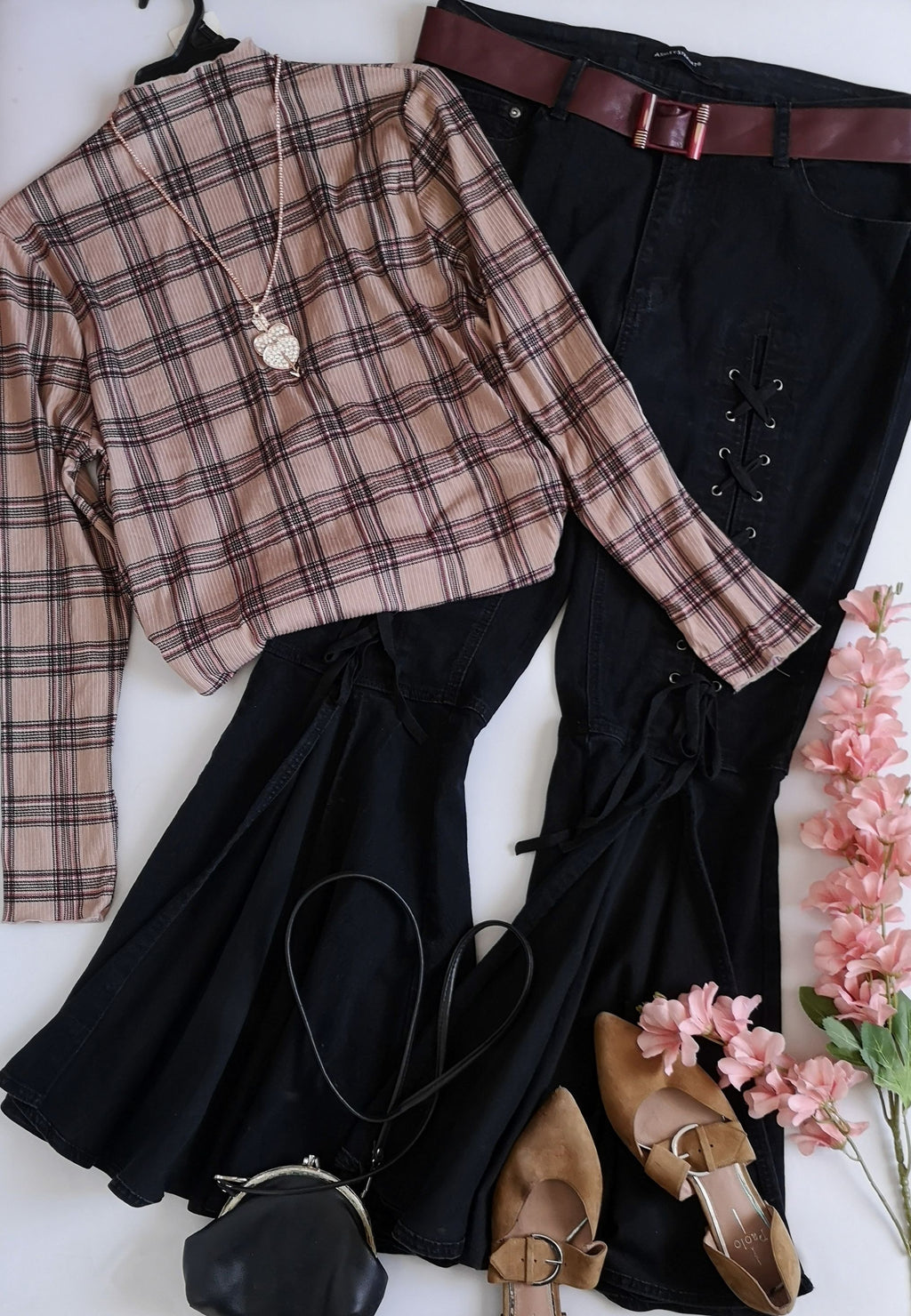 Jeans campana y blusa tallada
