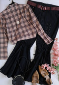 Jeans campana y blusa tallada