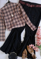 Jeans campana y blusa tallada