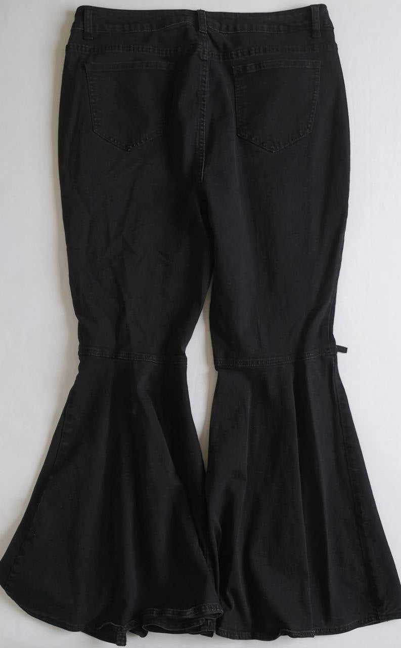 Sueter cuello en V con jeans campana