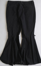 Sueter cuello en V con jeans campana