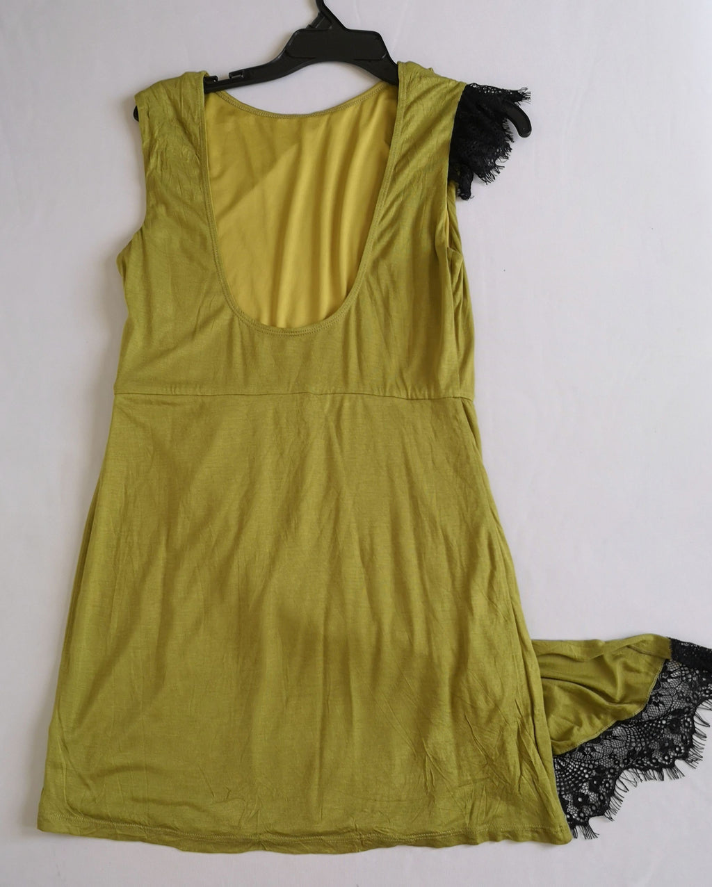 Vestido corto  abierto de atrás