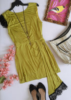 Vestido corto  abierto de atrás