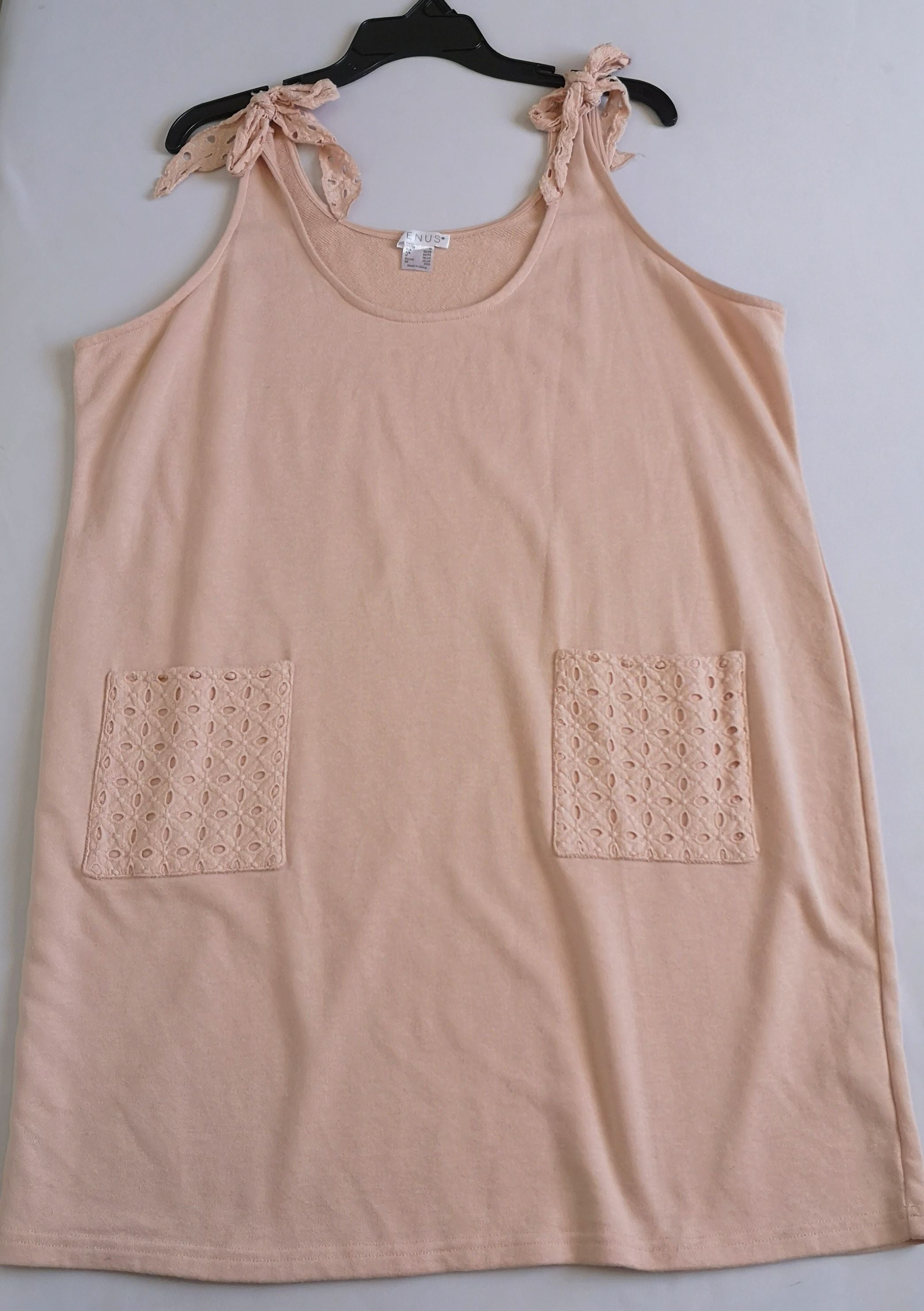 Vestido con bolsas adelante incluye collar