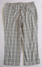 Pantalón ancho de las caderas y suéter liviano