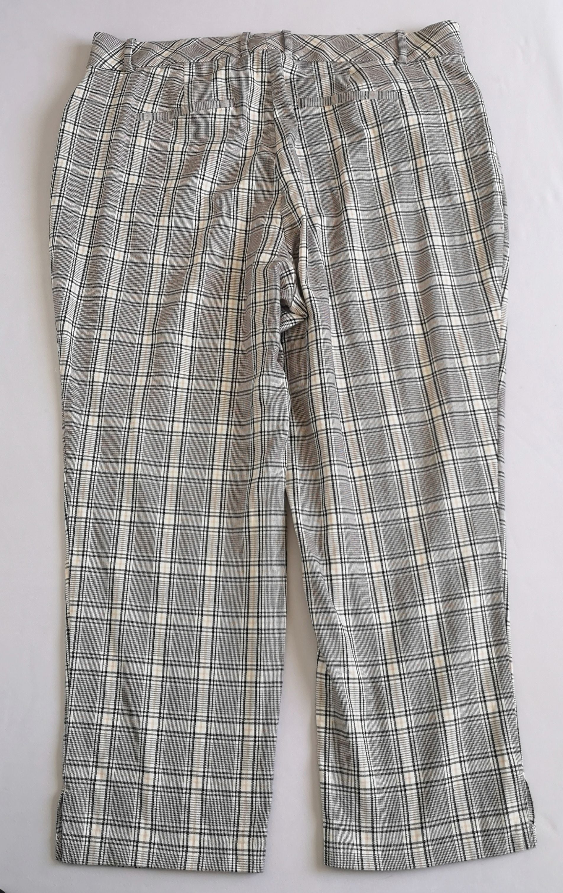 Pantalón ancho de las caderas y suéter liviano