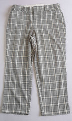 Pantalón ancho de las caderas y suéter liviano
