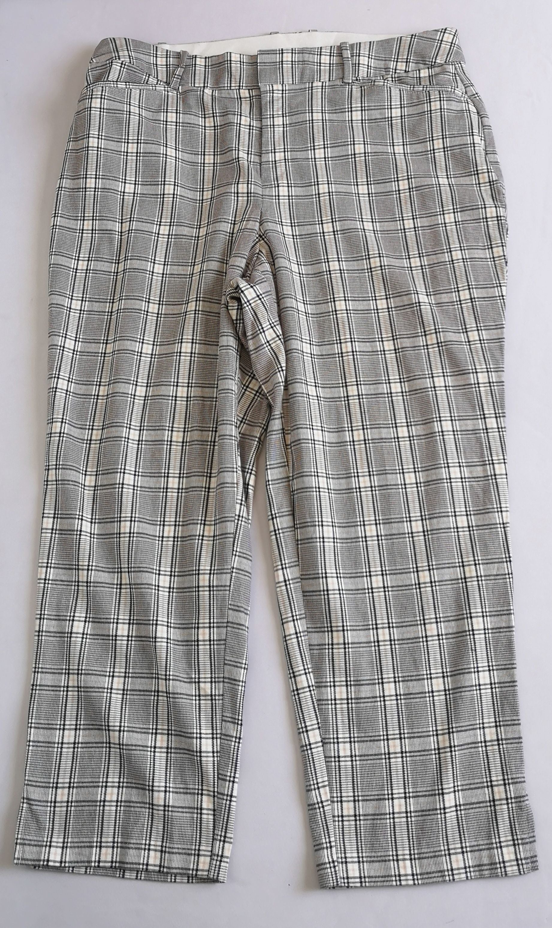 Pantalón ancho de las caderas y suéter liviano
