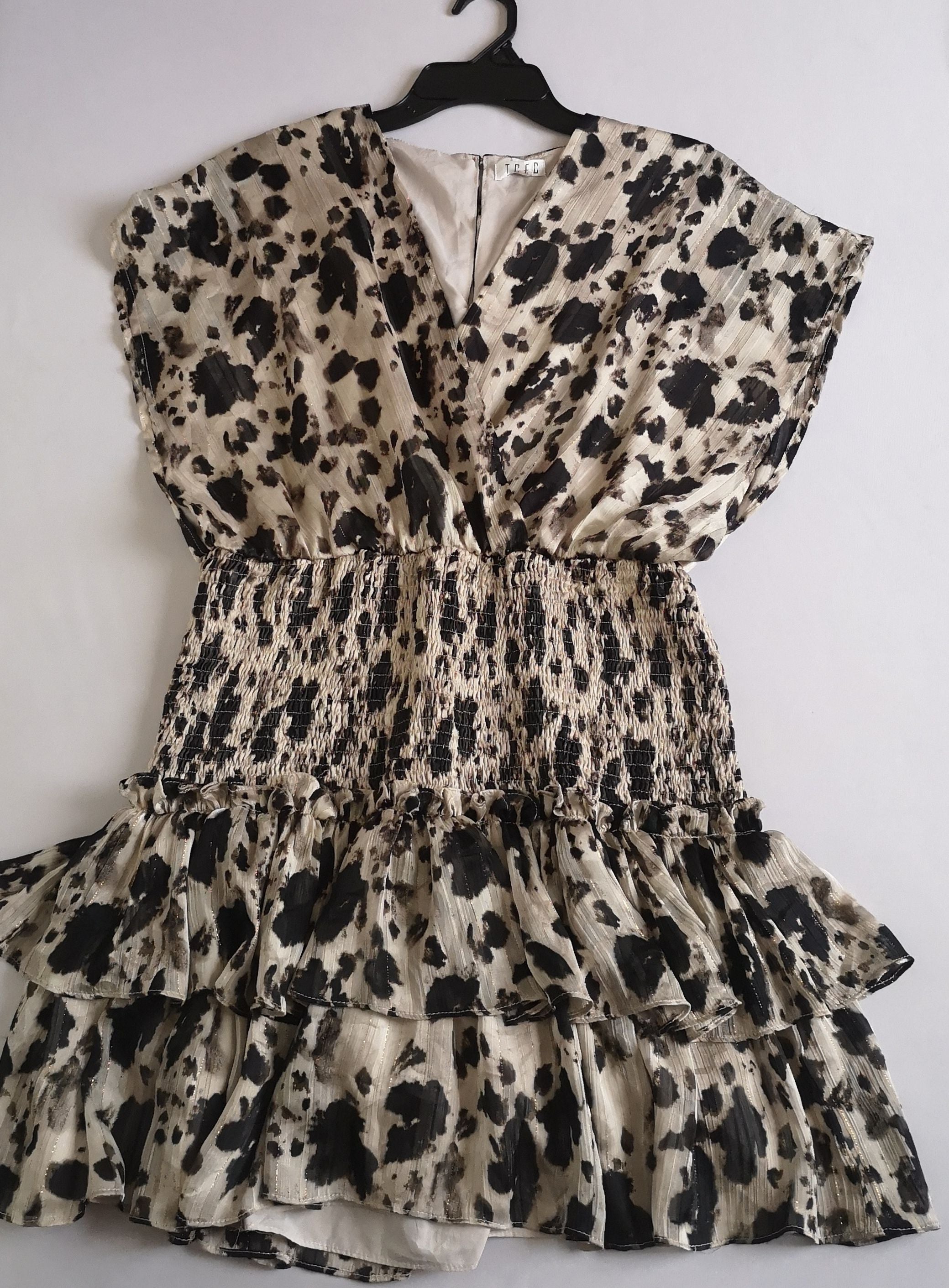 Vestido con olanes incluye collar