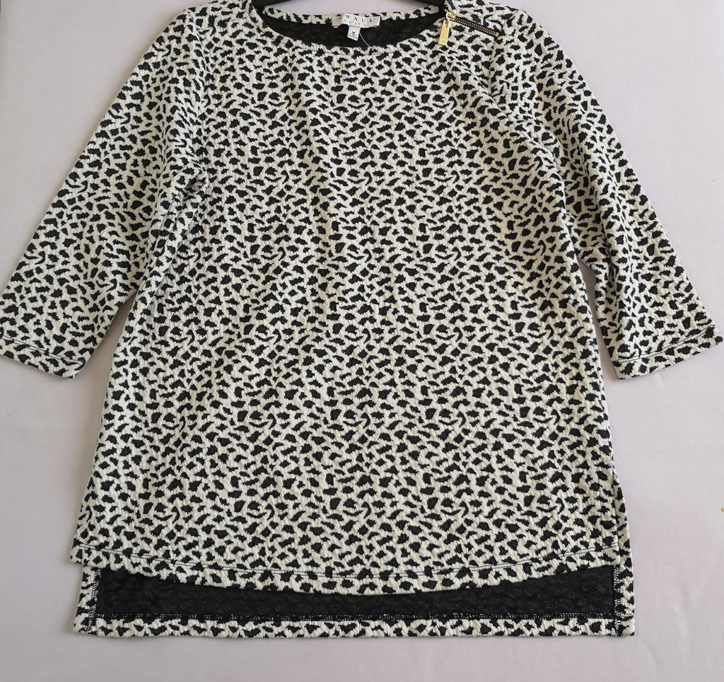 Blusa larga y pantalón con zippers abajo