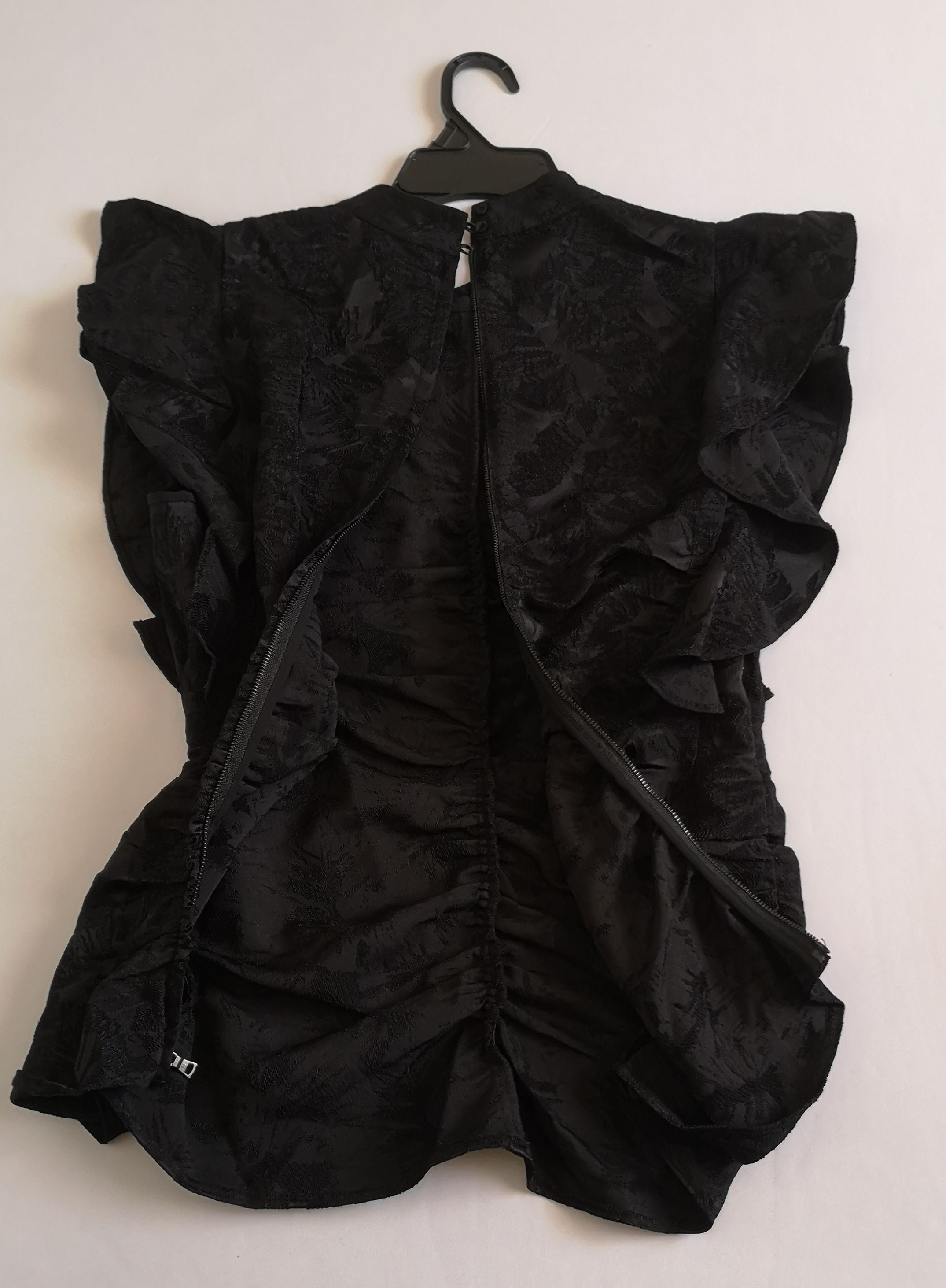 Blusa corrugada con zipper atrás