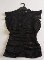 Blusa corrugada con zipper atrás