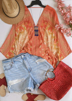 Blusa estilo ancho con short rasgado