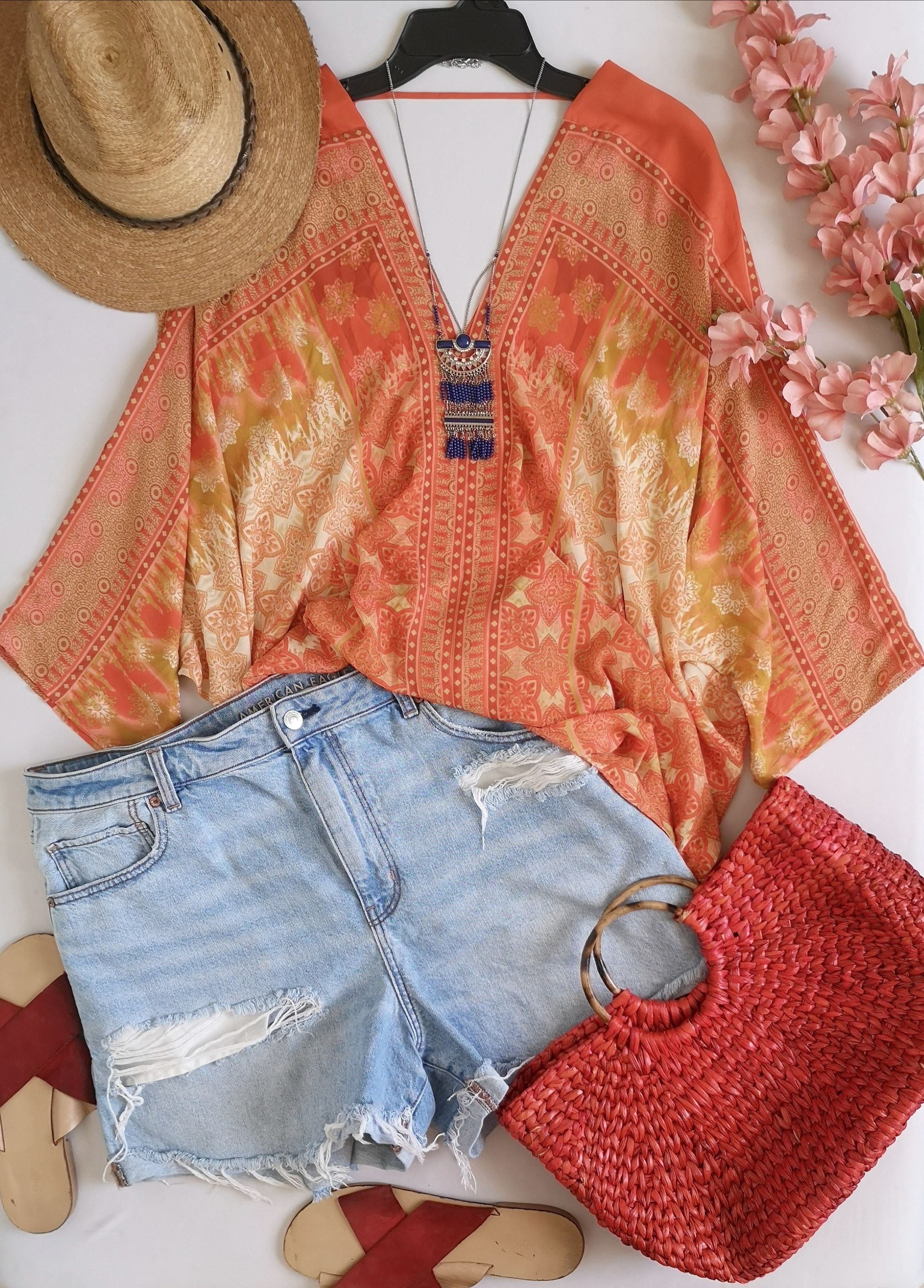 Blusa estilo ancho con short rasgado