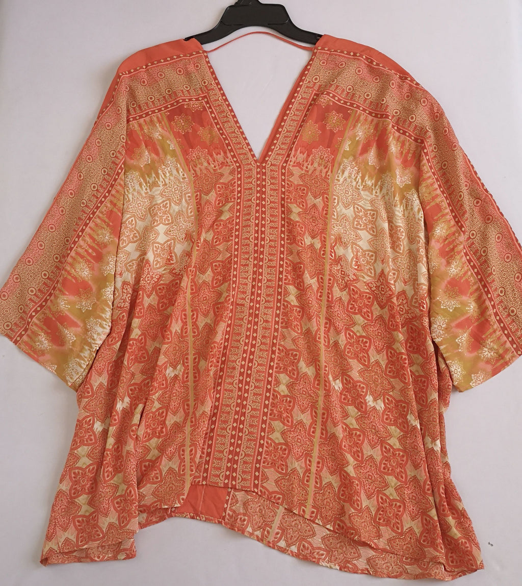 Blusa estilo ancho con short rasgado