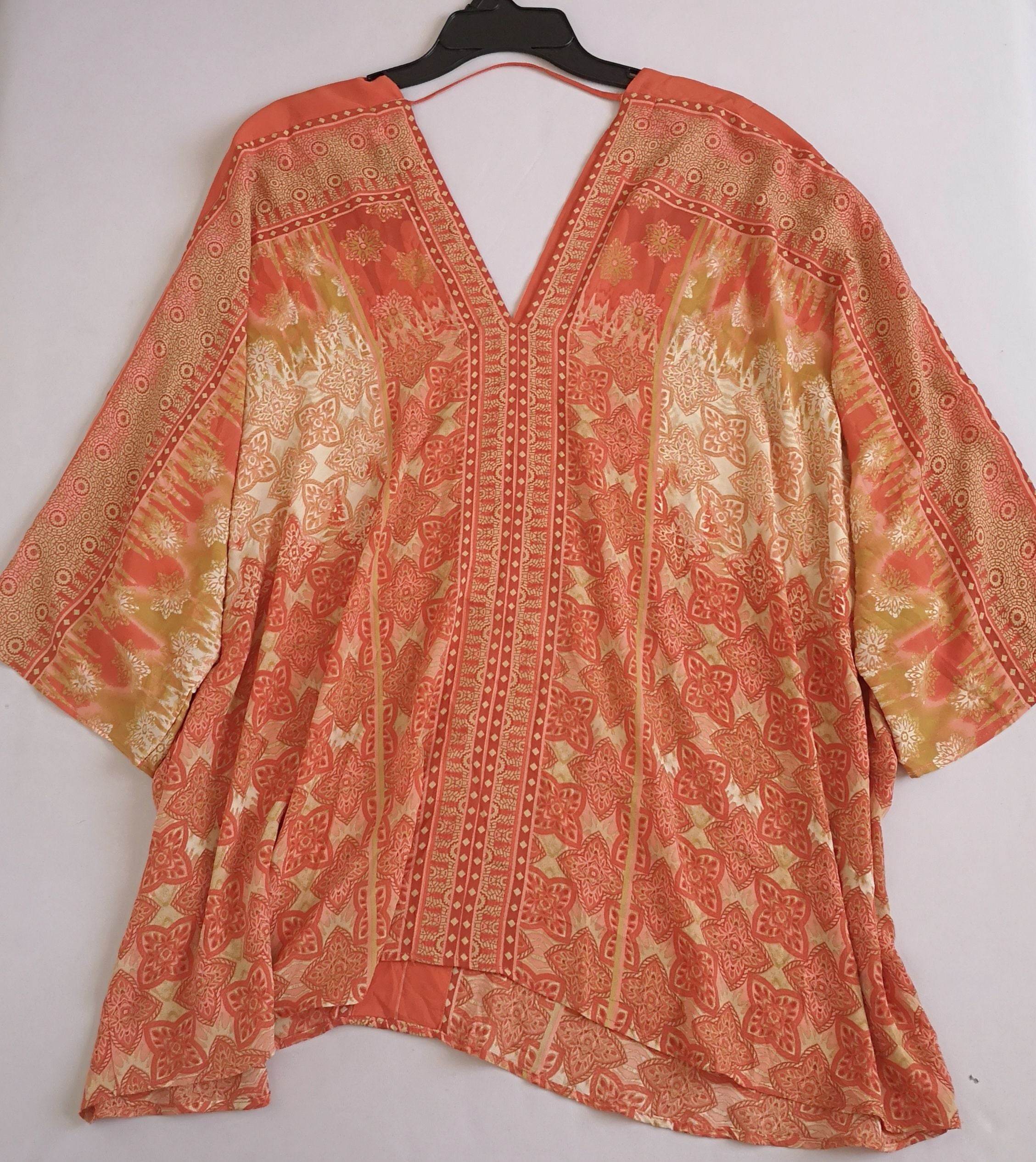 Blusa estilo ancho con short rasgado