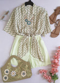 Short con bolsas a los lados y blusa