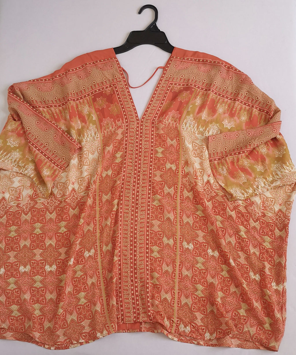 Blusa estilo ancho con short rasgado