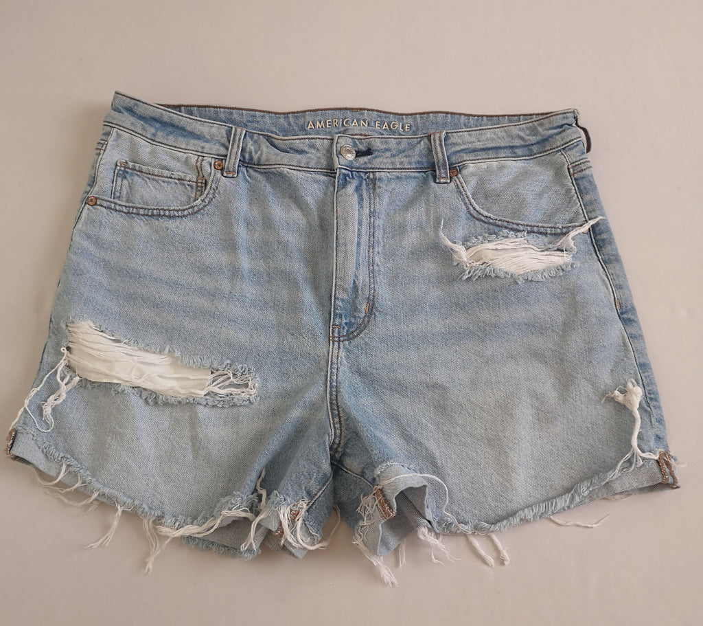 Blusa estilo ancho con short rasgado