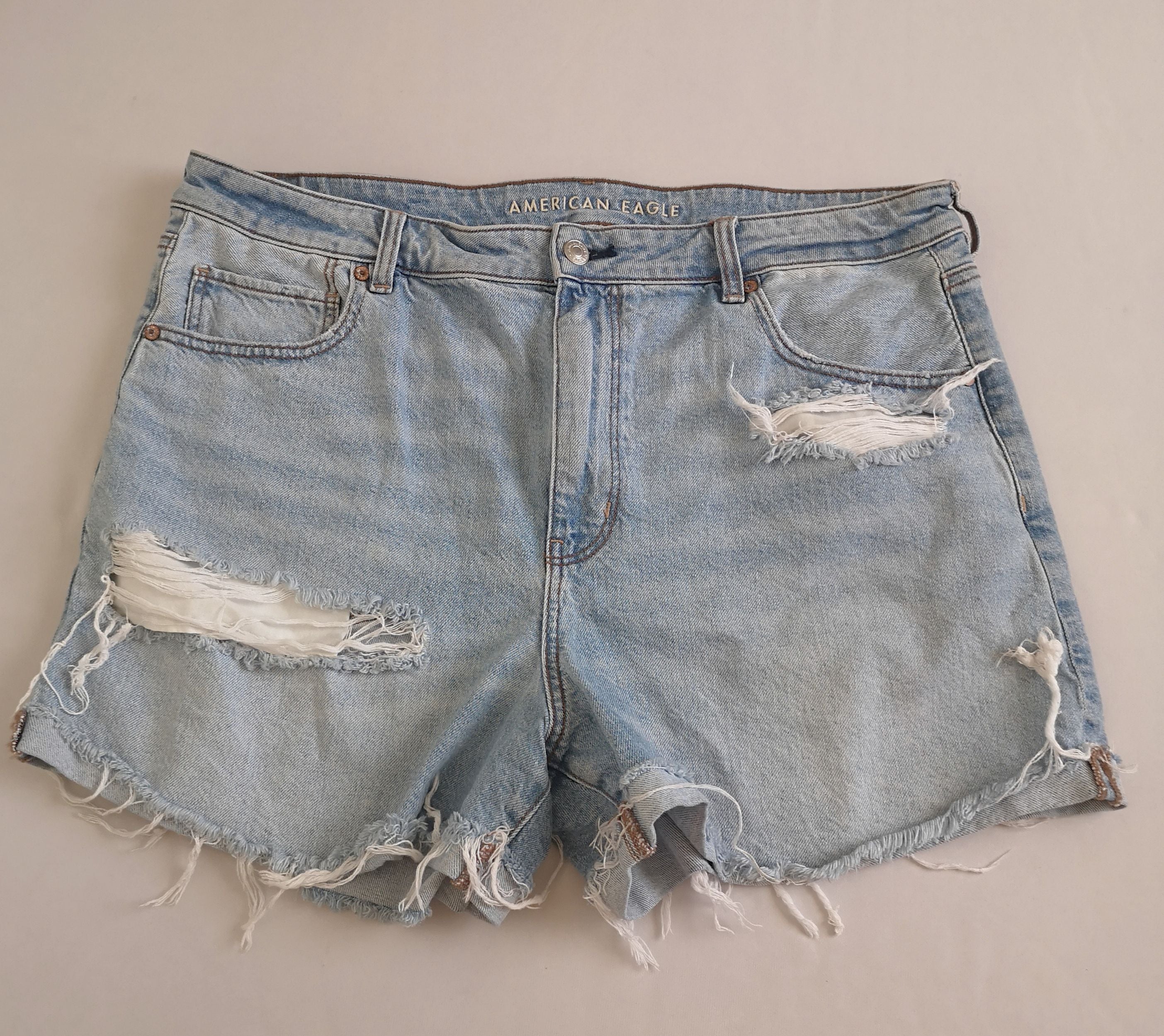 Blusa estilo ancho con short rasgado