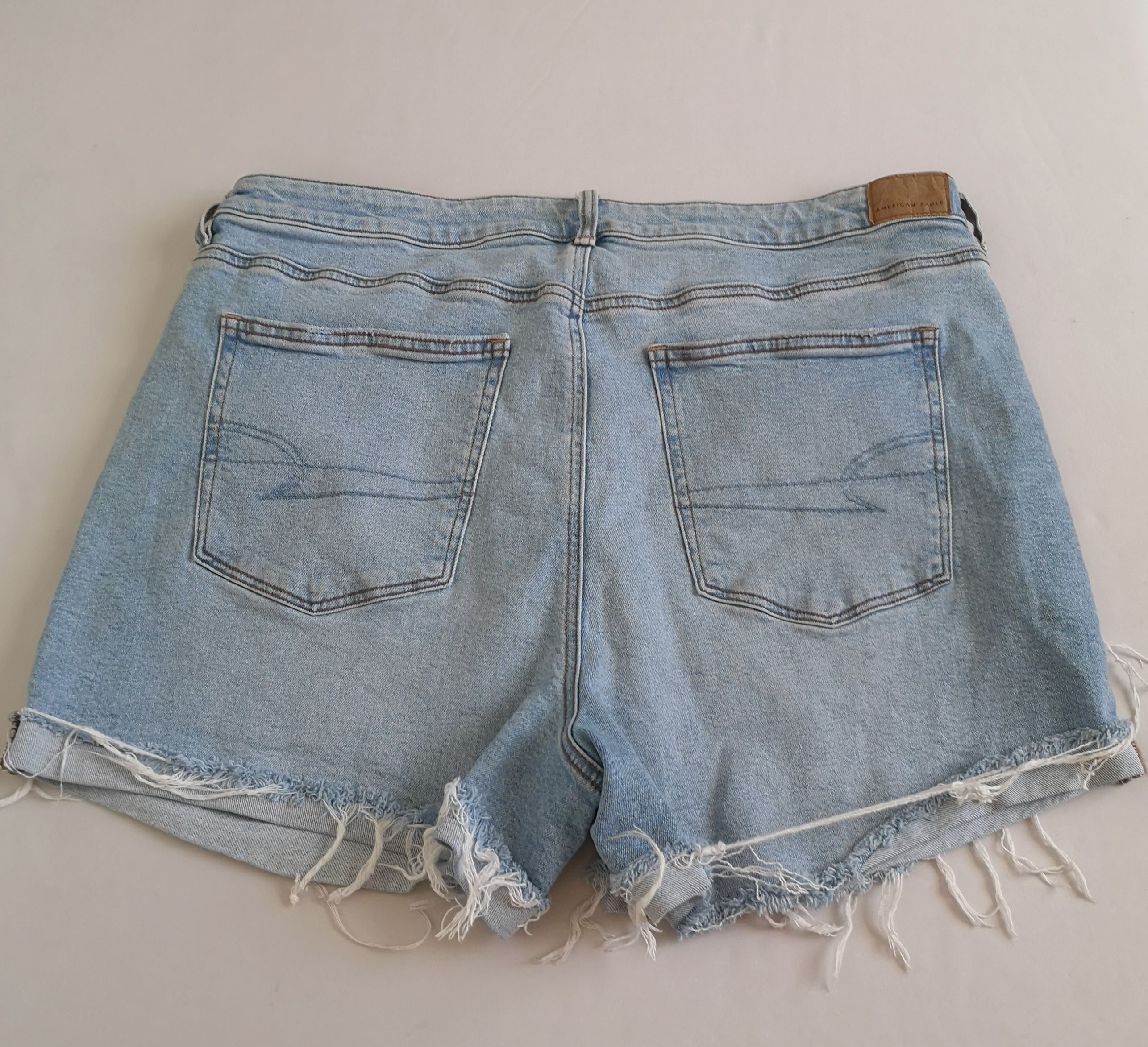 Blusa estilo ancho con short rasgado