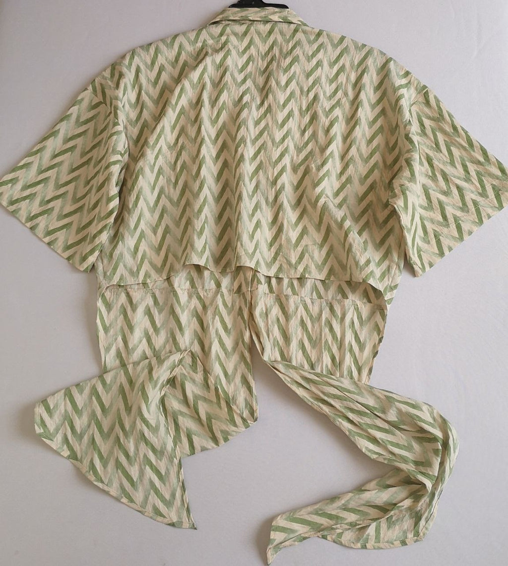 Short con bolsas a los lados y blusa